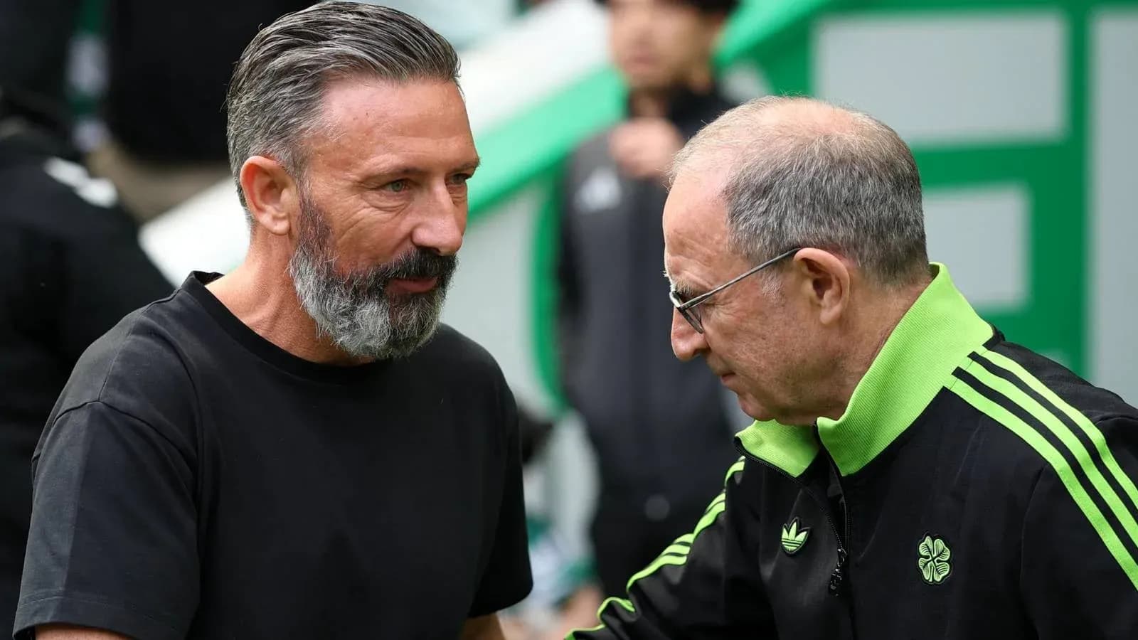 Entrenadores saludándose antes del partido Entrenadores saludándose antes del partido