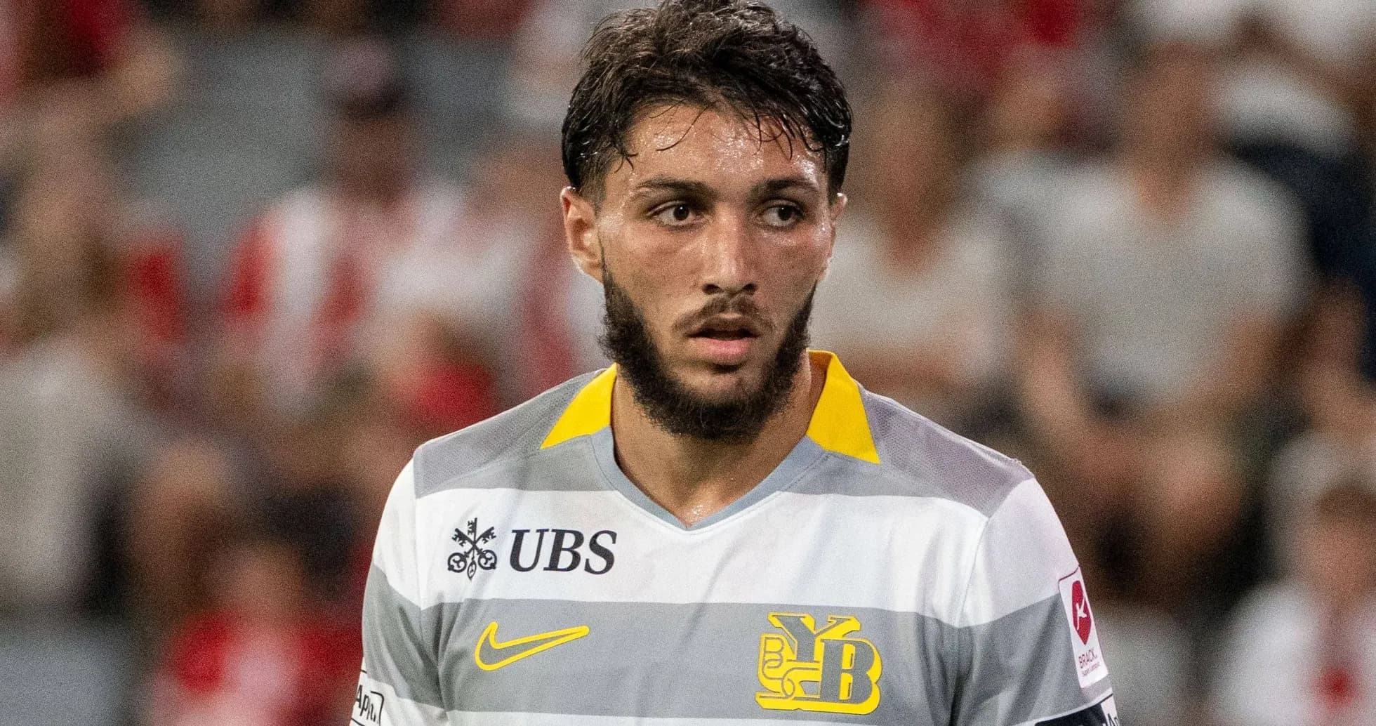 Jugador con camiseta de Young Boys en el campo Jugador con camiseta de Young Boys en el campo