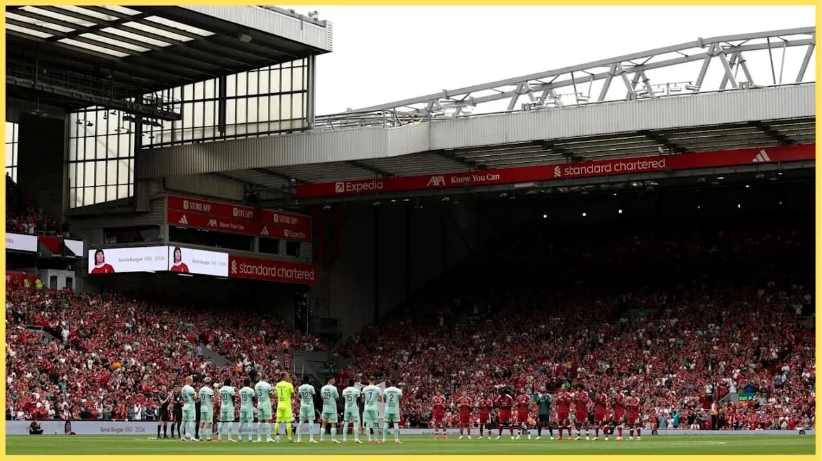 Equipos alineados en Anfield antes del partido Equipos alineados en Anfield antes del partido