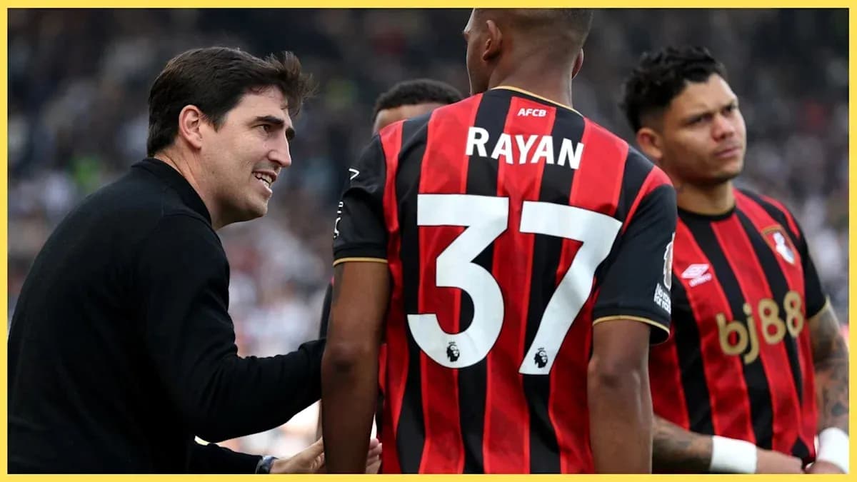Entrenador hablando con jugadores del Bournemouth en el campo Entrenador hablando con jugadores del Bournemouth en el campo