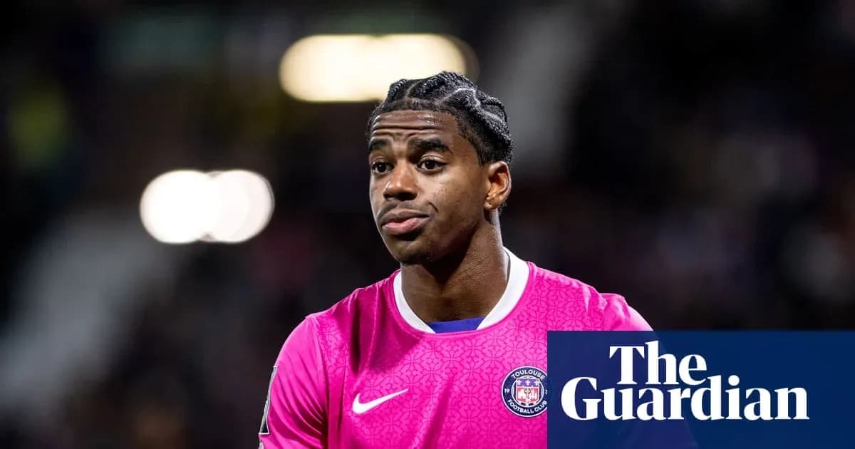Portero de Toulouse con camiseta rosa en el campo Portero de Toulouse con camiseta rosa en el campo