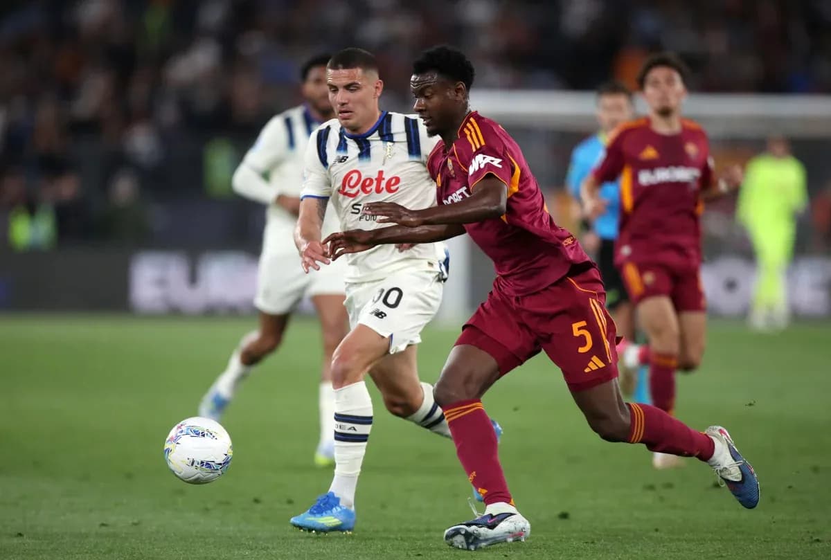 Jugador de AS Roma persigue el balón Jugador de AS Roma persigue el balón