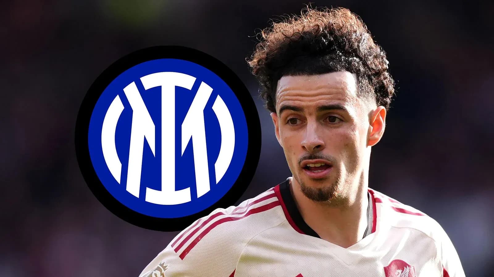 Jugador con camiseta de club frente al logo del Inter Jugador con camiseta de club frente al logo del Inter