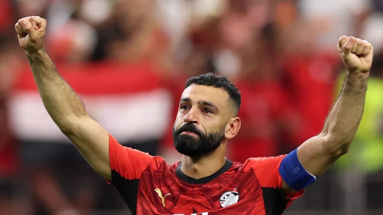 Jugador egipcio levantando el puño en celebración Jugador egipcio levantando el puño en celebración