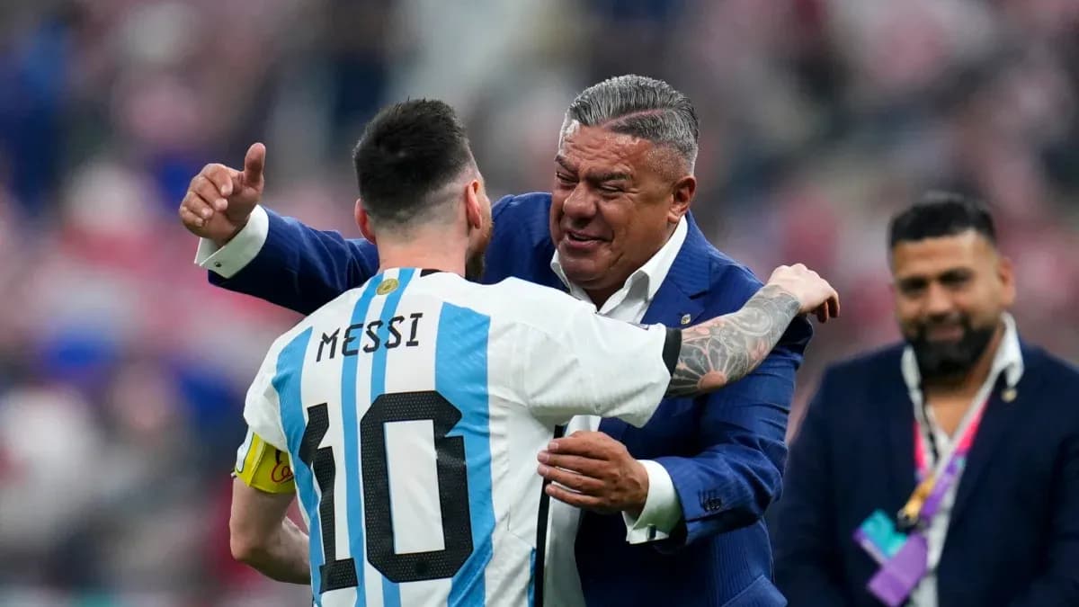 Lionel Messi abrazando a un directivo tras el partido Lionel Messi abrazando a un directivo tras el partido