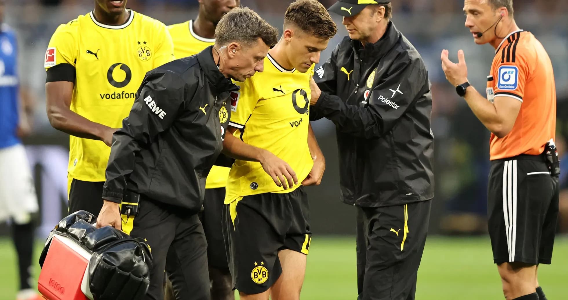 Jugador de Borussia Dortmund siendo atendido por médicos Jugador de Borussia Dortmund siendo atendido por médicos