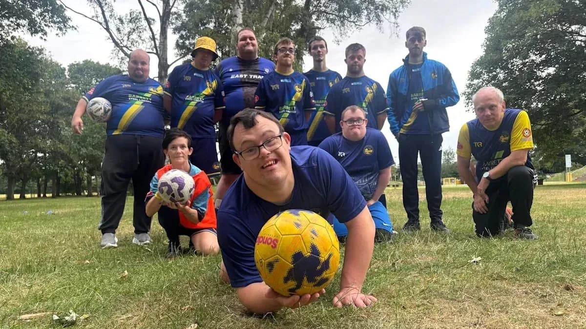 Equipo de fútbol posando en un parque Equipo de fútbol posando en un parque