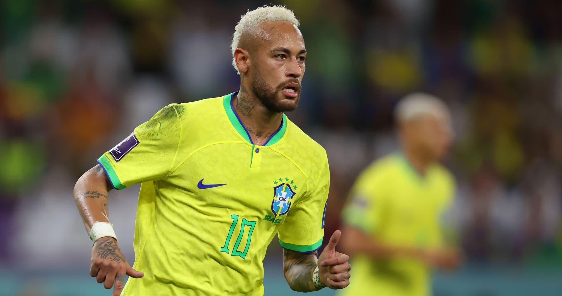 Neymar corriendo con camiseta amarilla de Brasil Neymar corriendo con camiseta amarilla de Brasil