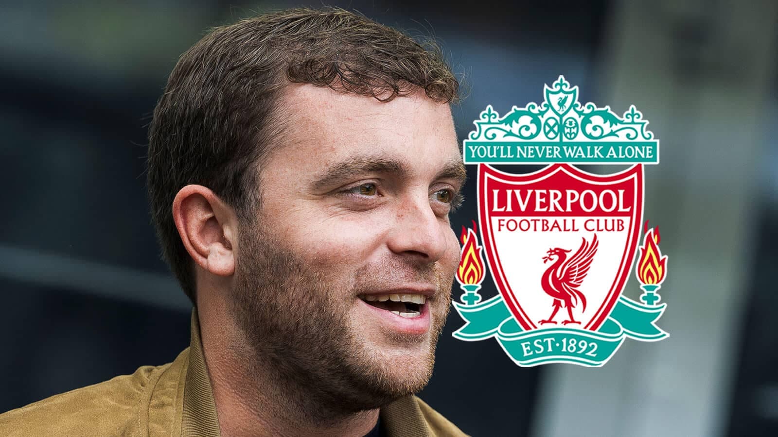 Persona sonriendo junto al escudo de Liverpool FC Persona sonriendo junto al escudo de Liverpool FC