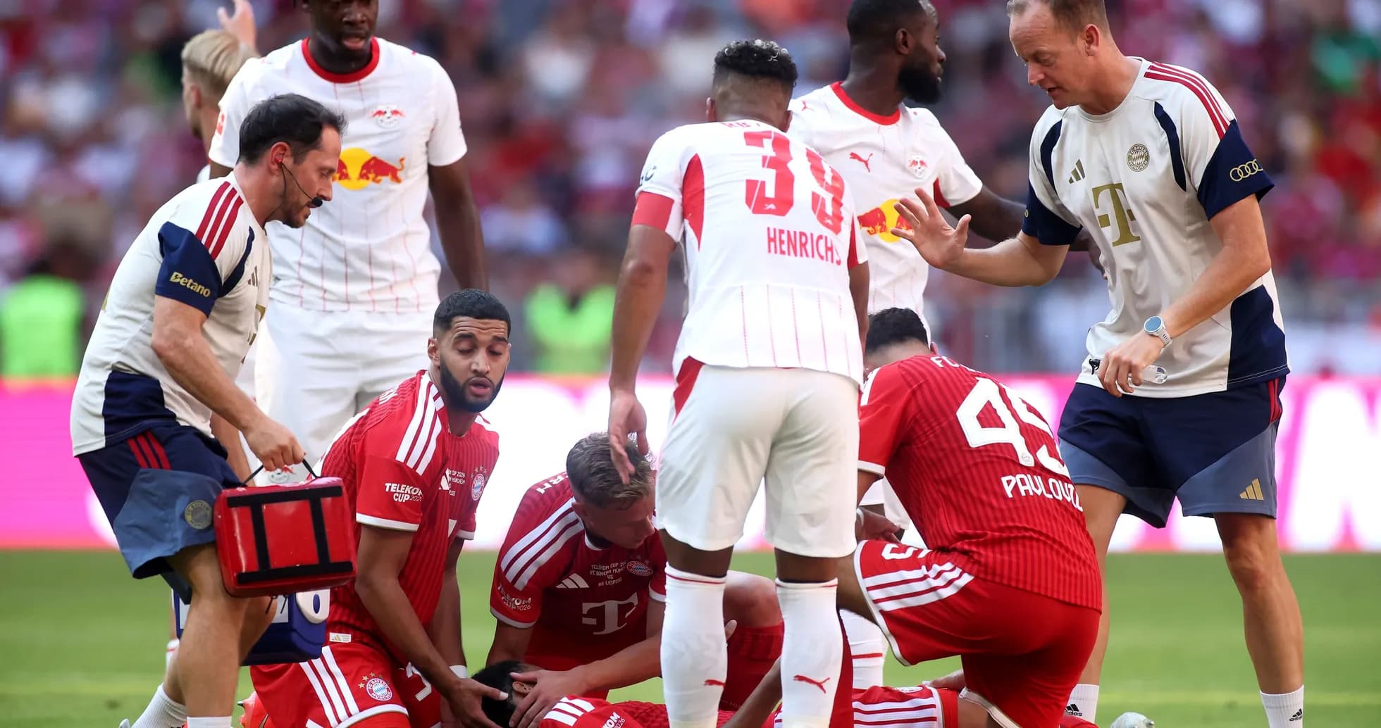 Jugadores de Bayern Munich atendiendo a compañero caído Jugadores de Bayern Munich atendiendo a compañero caído
