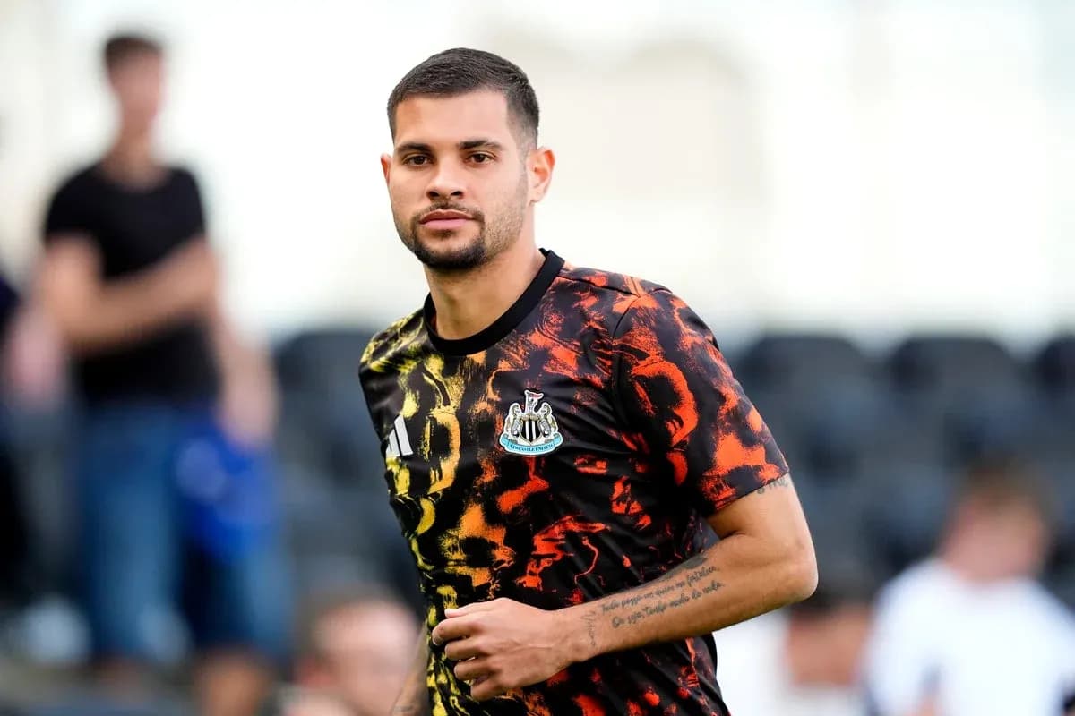Jugador de Newcastle United en la sesión de calentamiento Jugador de Newcastle United en la sesión de calentamiento