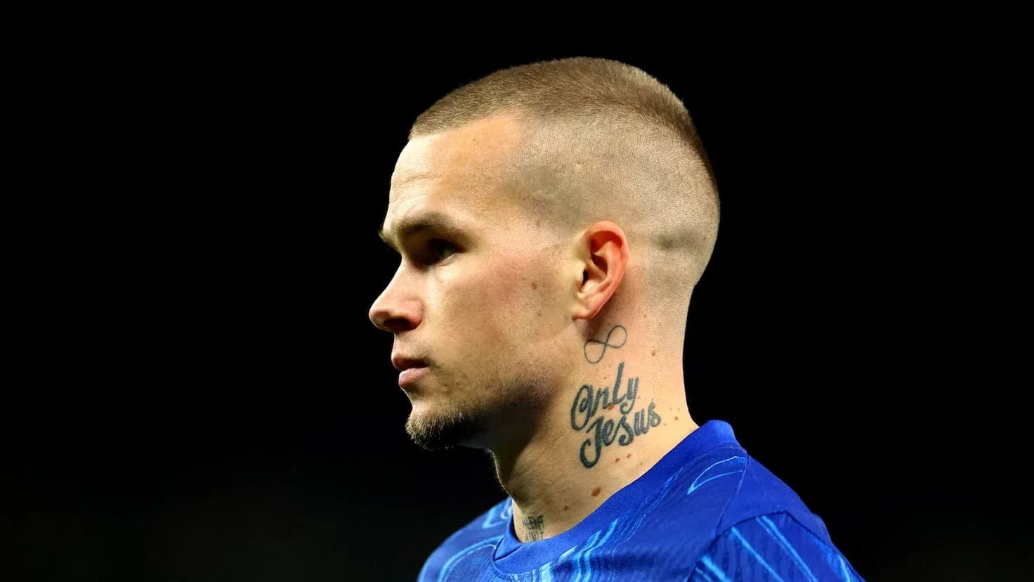 Jugador con tatuajes en el cuello y camiseta azul Jugador con tatuajes en el cuello y camiseta azul