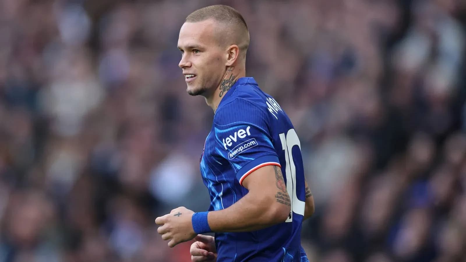 Jugador en acción con camiseta azul durante partido Jugador en acción con camiseta azul durante partido