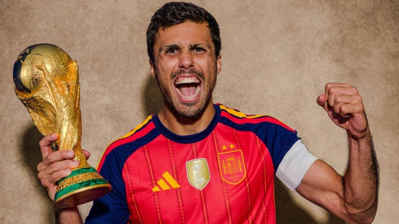 Jugador sosteniendo la Copa del Mundo con entusiasmo Jugador sosteniendo la Copa del Mundo con entusiasmo