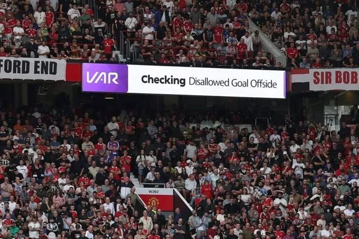 Multitud en estadio con anuncio de VAR sobre gol anulado Multitud en estadio con anuncio de VAR sobre gol anulado