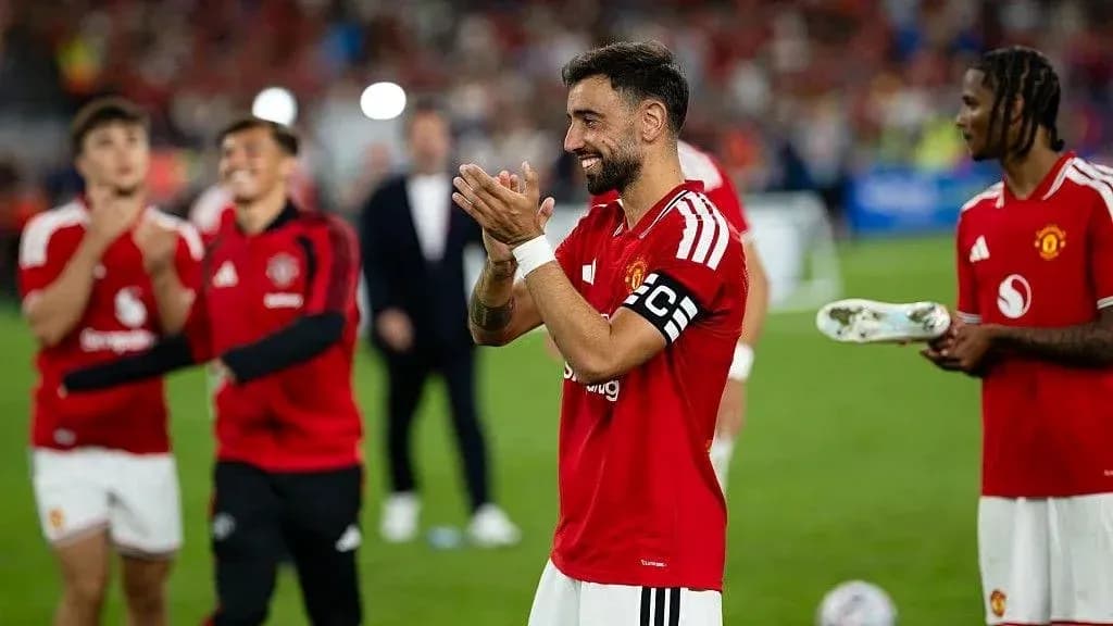 Bruno Fernandes aplaudiendo con compañeros tras el partido Bruno Fernandes aplaudiendo con compañeros tras el partido