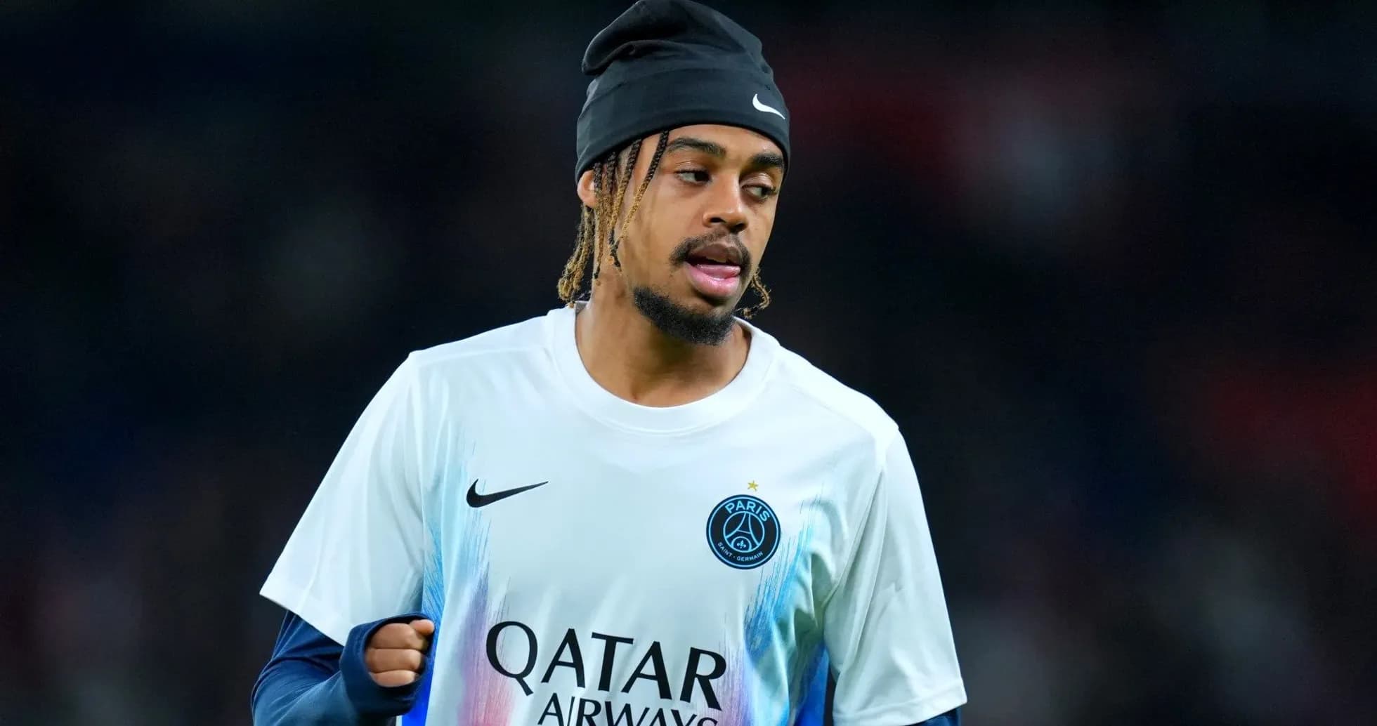 Jugador de PSG calentando antes del partido Jugador de PSG calentando antes del partido