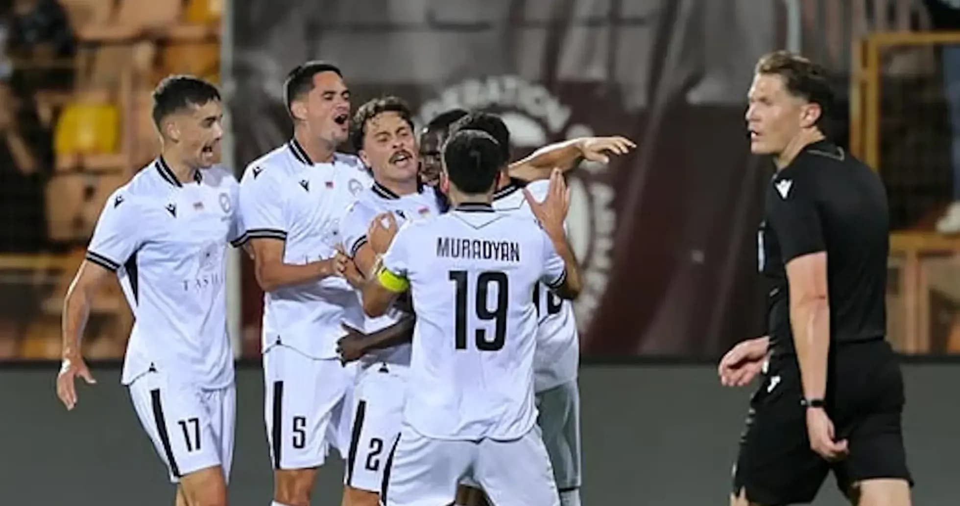 Jugadores de Ararat-Armenia celebrando un gol Jugadores de Ararat-Armenia celebrando un gol