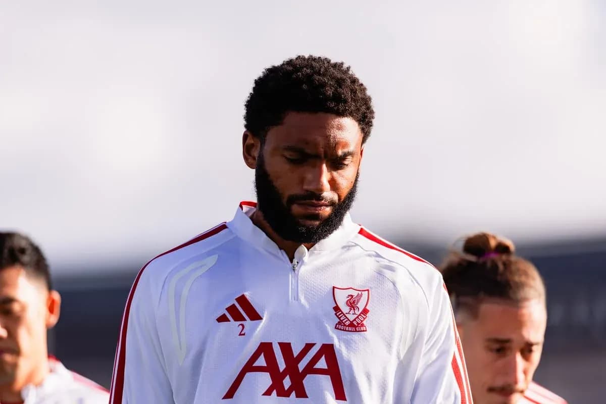 Jugador de Liverpool en calentamiento antes del partido Jugador de Liverpool en calentamiento antes del partido