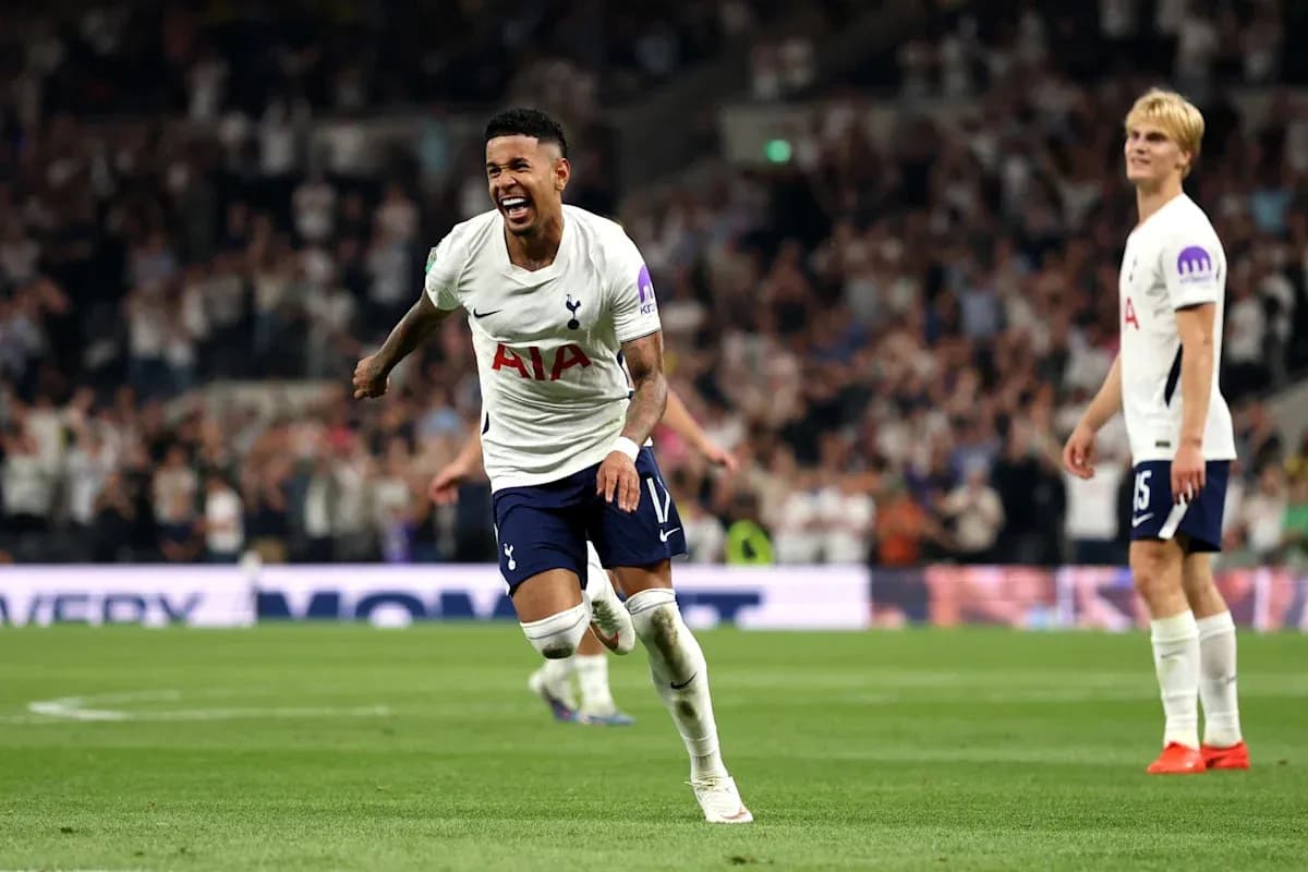 Jugador de Tottenham celebrando un gol en el campo Jugador de Tottenham celebrando un gol en el campo