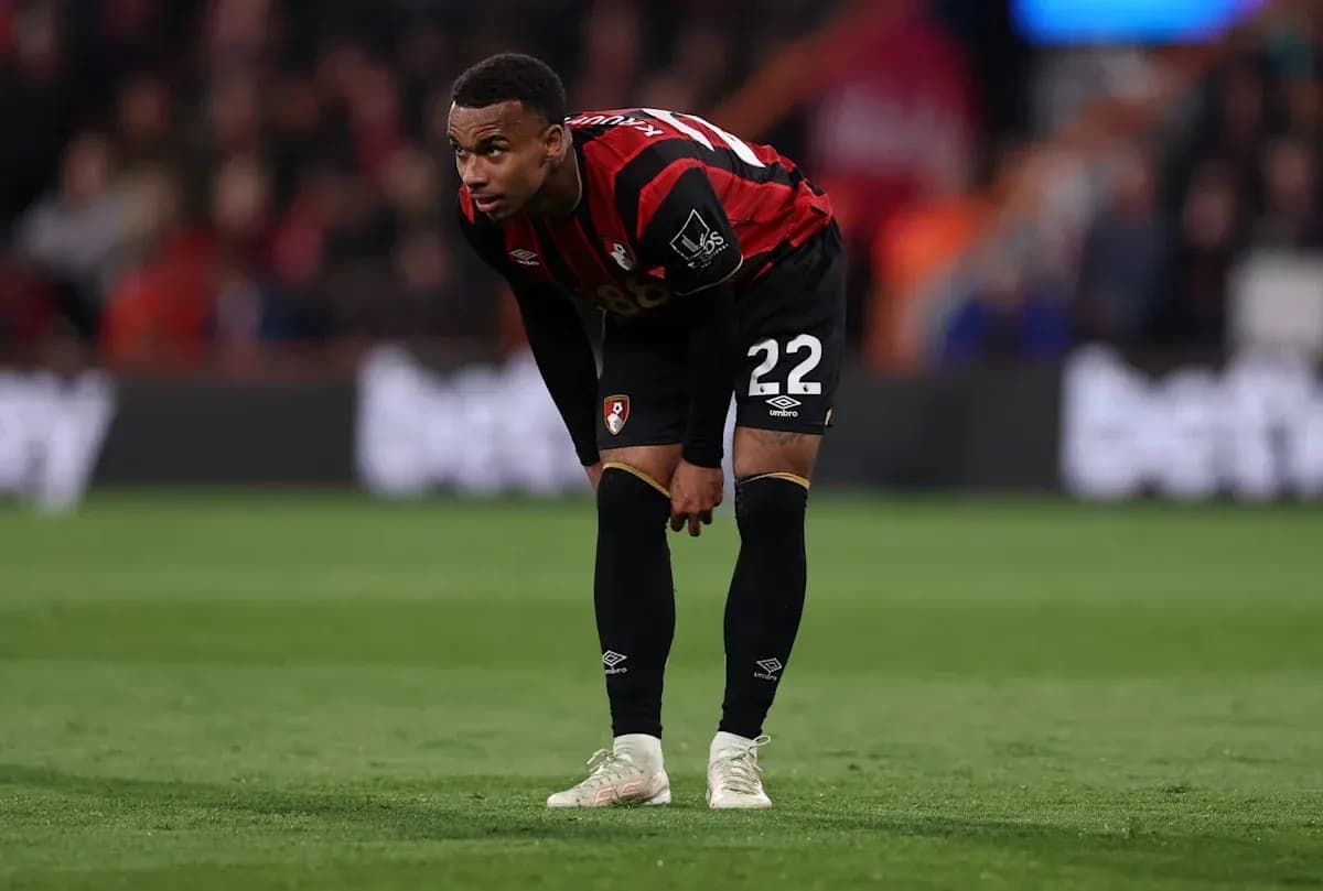 Jugador de Bournemouth en acción durante el partido Jugador de Bournemouth en acción durante el partido