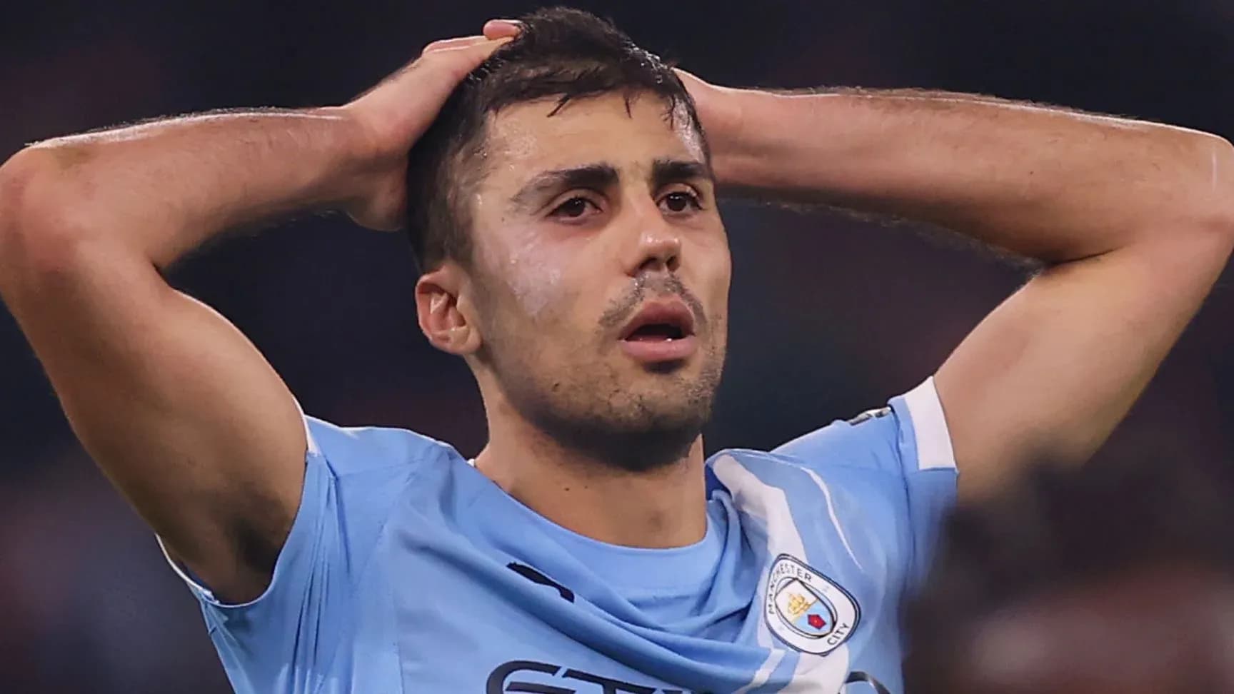 Jugador de Manchester City con las manos en la cabeza Jugador de Manchester City con las manos en la cabeza