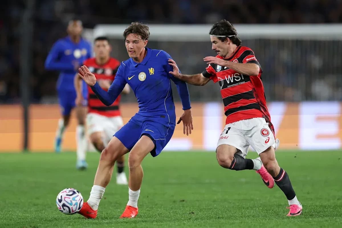 Jugador de Chelsea siendo perseguido por oponente Jugador de Chelsea siendo perseguido por oponente