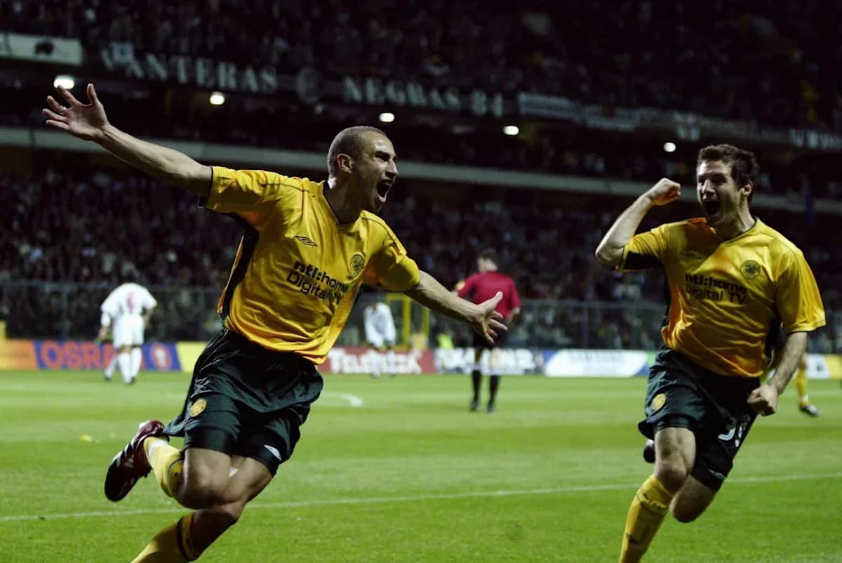 Jugadores celebrando un gol en un partido Jugadores celebrando un gol en un partido