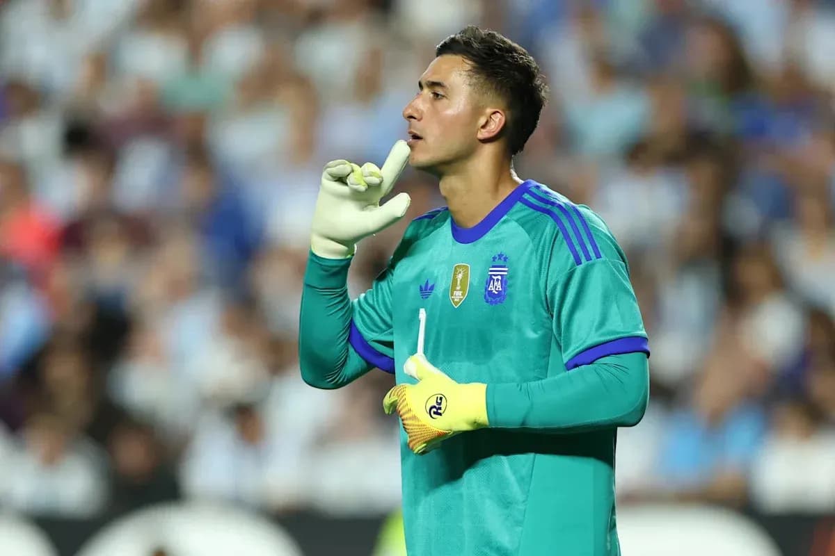 Portero argentino haciendo señal de silencio en el partido Portero argentino haciendo señal de silencio en el partido