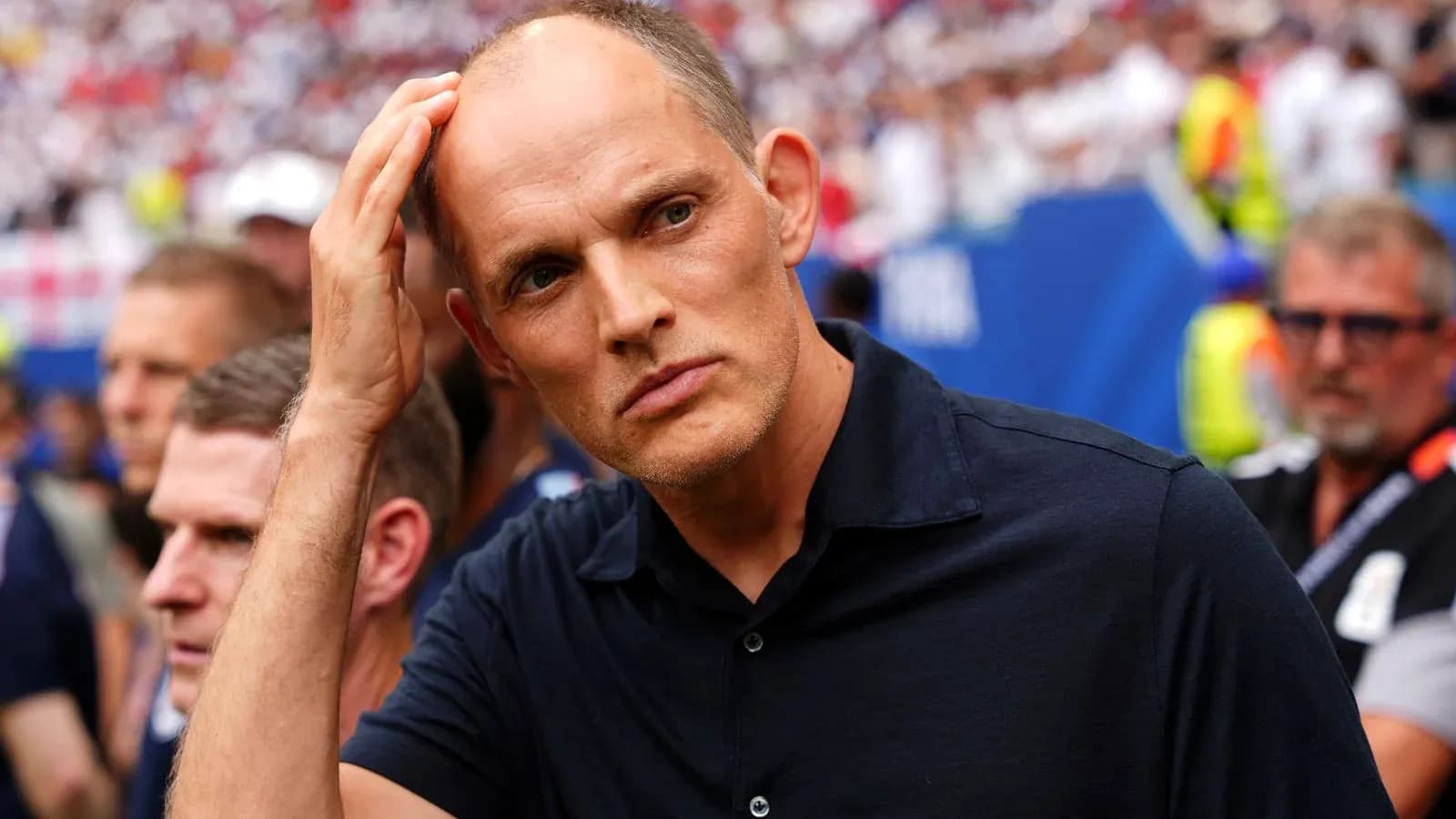 Entrenador observando el partido desde la banca Entrenador observando el partido desde la banca