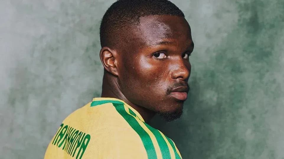 Jugador posando con camiseta amarilla y verde Jugador posando con camiseta amarilla y verde
