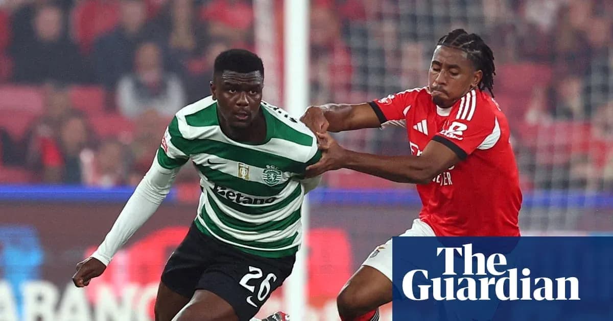 Jugador de Sporting y Benfica luchando por el balón Jugador de Sporting y Benfica luchando por el balón