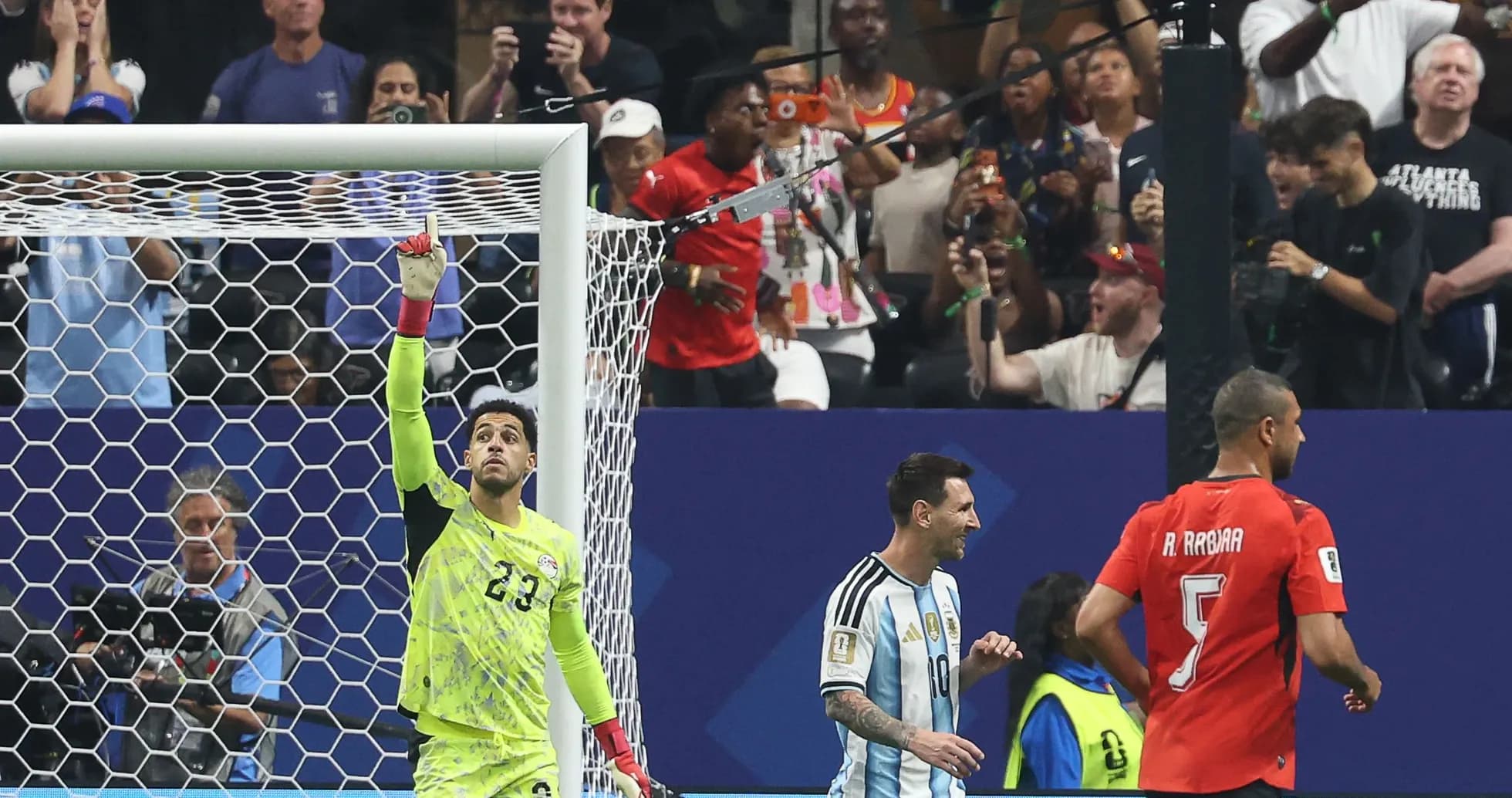 Portero levantando la mano, jugadores de Argentina en acción Portero levantando la mano, jugadores de Argentina en acción