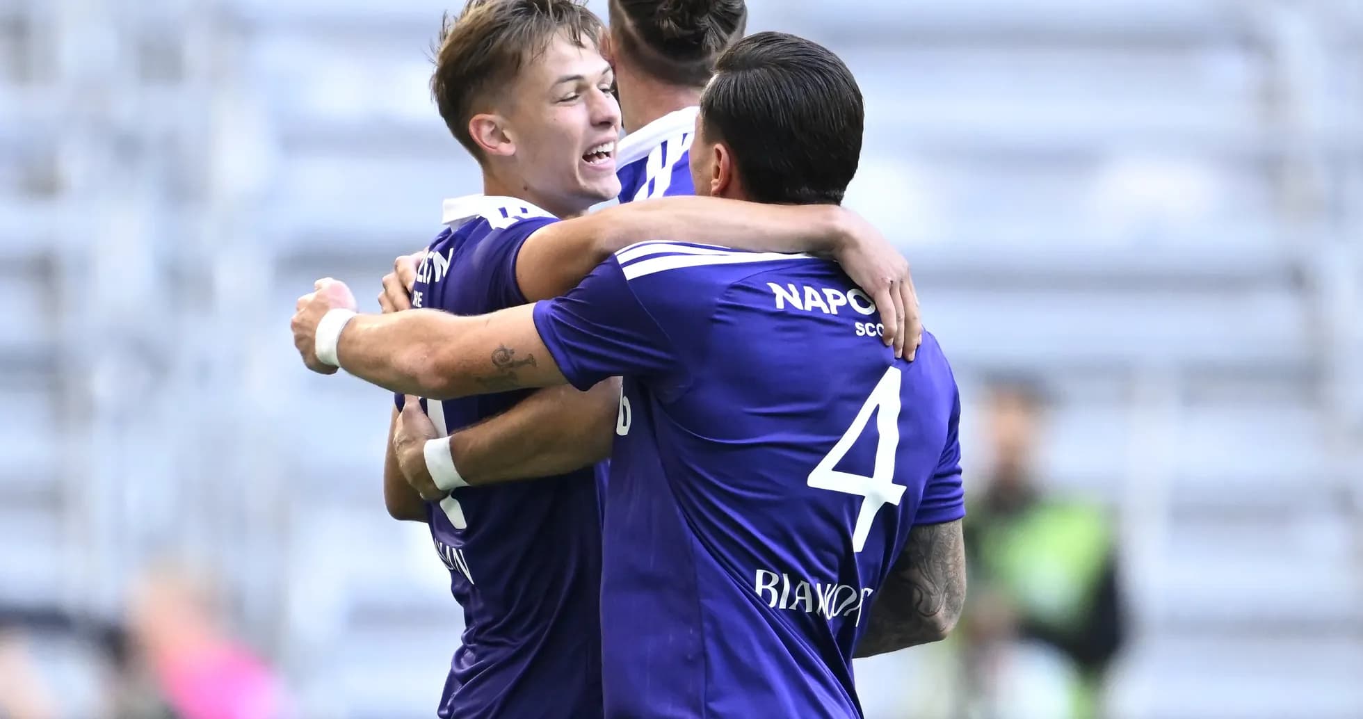 Jugadores de Anderlecht celebrando un gol Jugadores de Anderlecht celebrando un gol