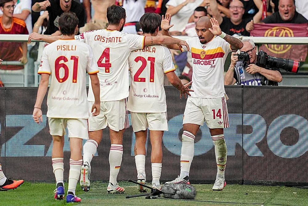 Jugadores de AS Roma celebrando un gol Jugadores de AS Roma celebrando un gol