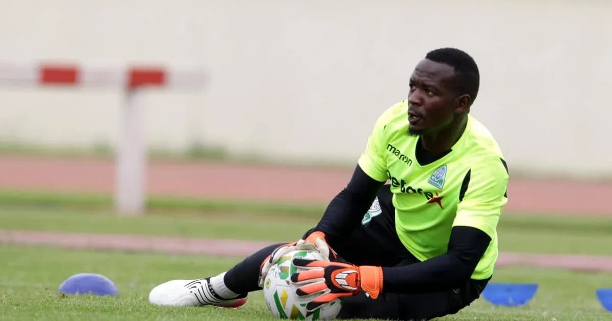 Portero atrapando el balón durante la práctica Portero atrapando el balón durante la práctica