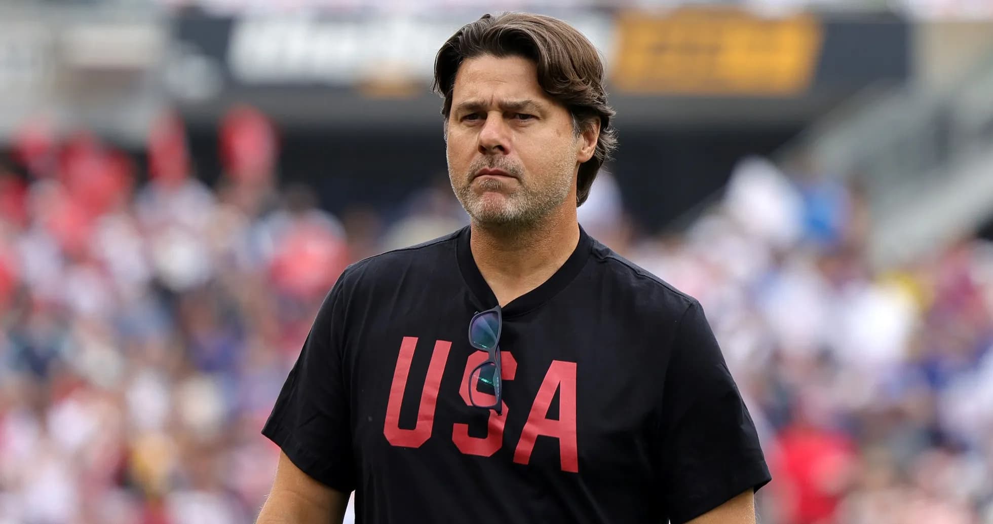 Entrenador con camiseta negra 'USA' en el campo Entrenador con camiseta negra 'USA' en el campo