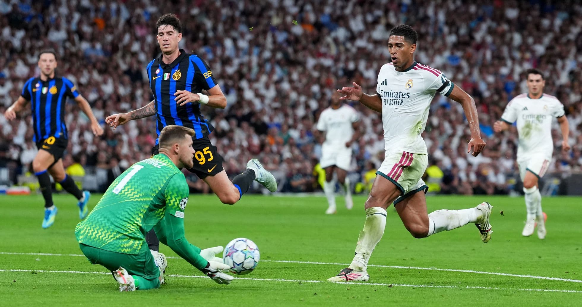 Jugadores de Real Madrid y Inter en acción durante el partido Jugadores de Real Madrid y Inter en acción durante el partido