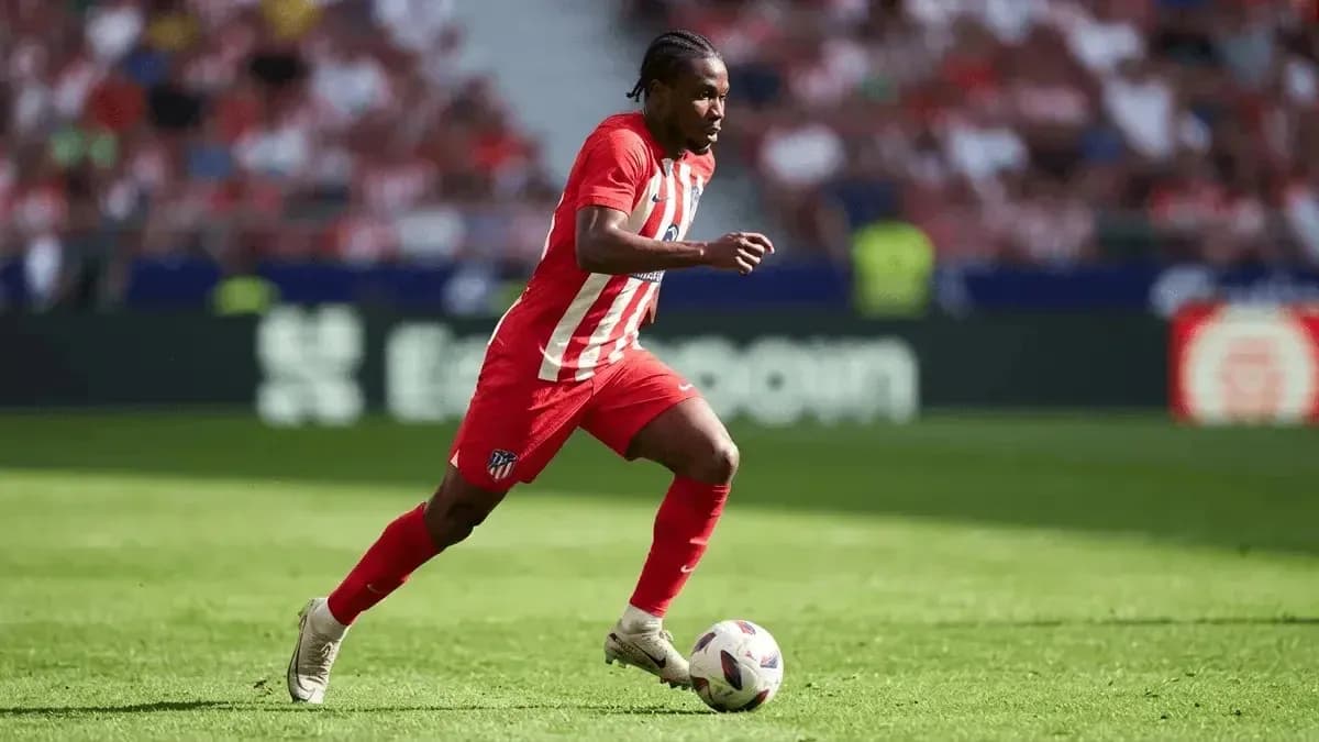 Jugador del Atlético de Madrid corriendo con el balón Jugador del Atlético de Madrid corriendo con el balón