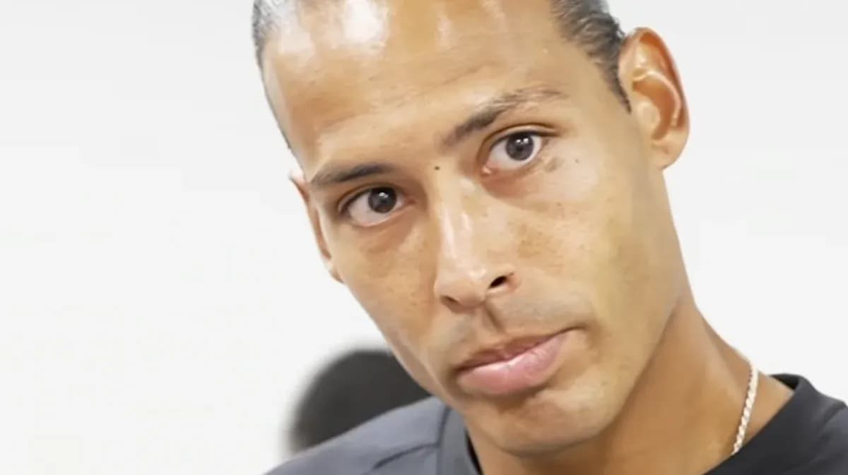 Jugador mirando hacia la cámara en fondo blanco Jugador mirando hacia la cámara en fondo blanco