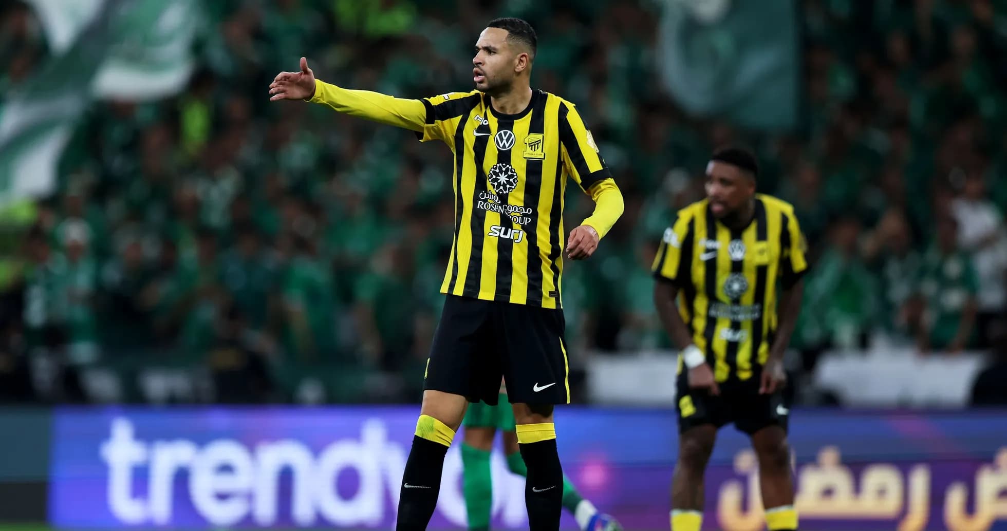 Jugador de Ittihad dirigiendo a su equipo en el campo Jugador de Ittihad dirigiendo a su equipo en el campo