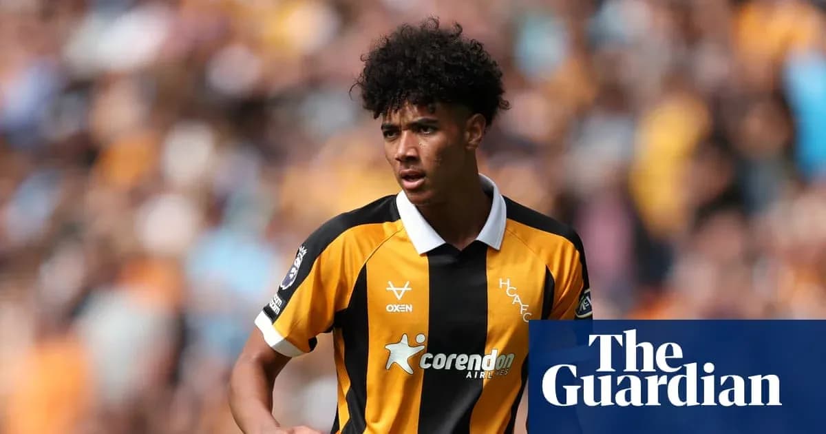 Jugador de fútbol en uniforme amarillo y negro Jugador de fútbol en uniforme amarillo y negro