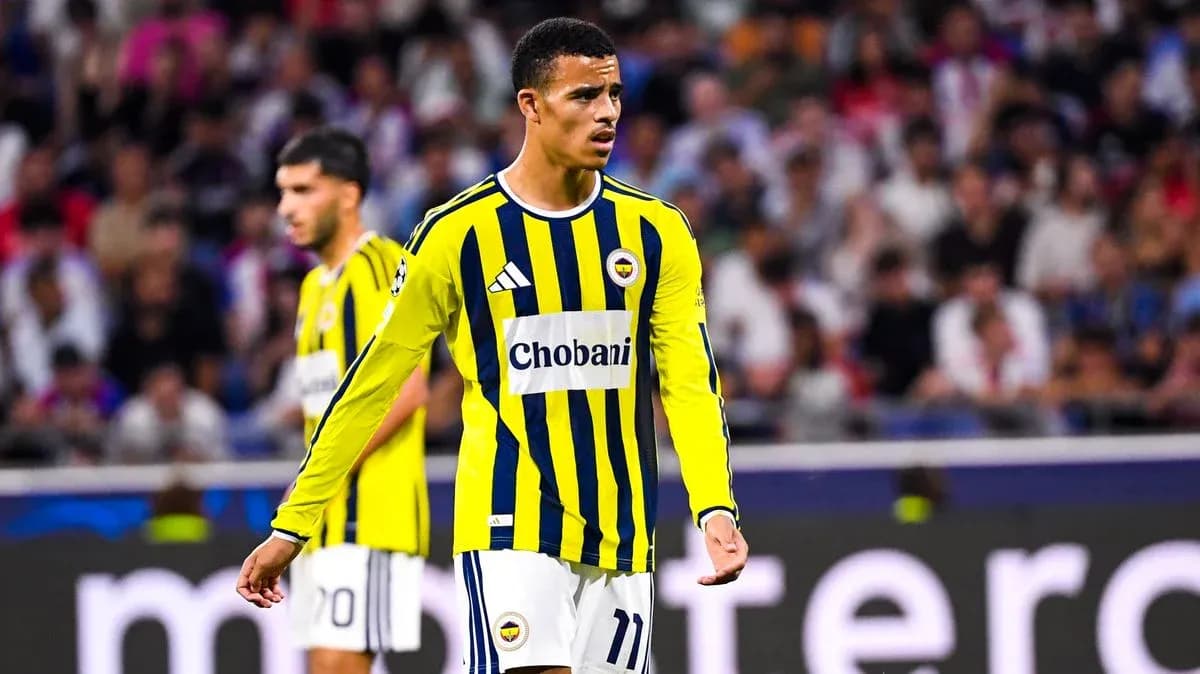 Jugador de Fenerbahçe en el campo durante partido Jugador de Fenerbahçe en el campo durante partido