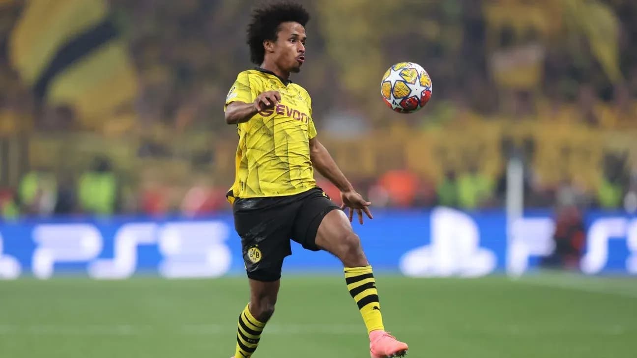 Jugador de Borussia Dortmund controlando el balón Jugador de Borussia Dortmund controlando el balón