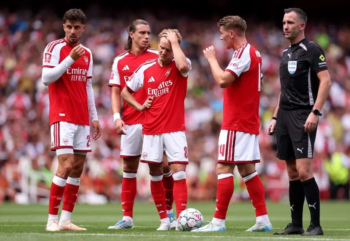 Jugadores de Arsenal discutiendo con el árbitro Jugadores de Arsenal discutiendo con el árbitro