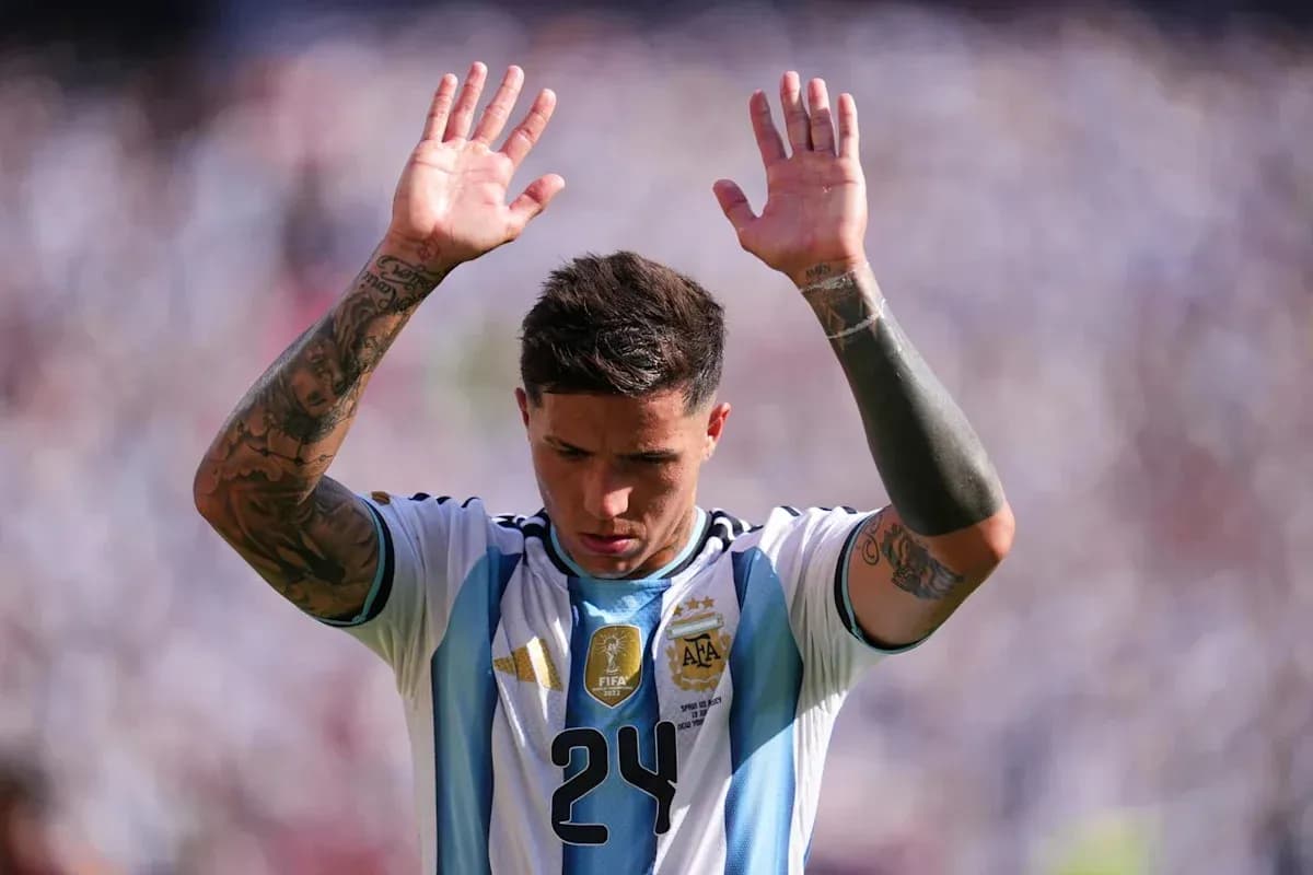 Jugador argentino con camiseta levantando las manos Jugador argentino con camiseta levantando las manos
