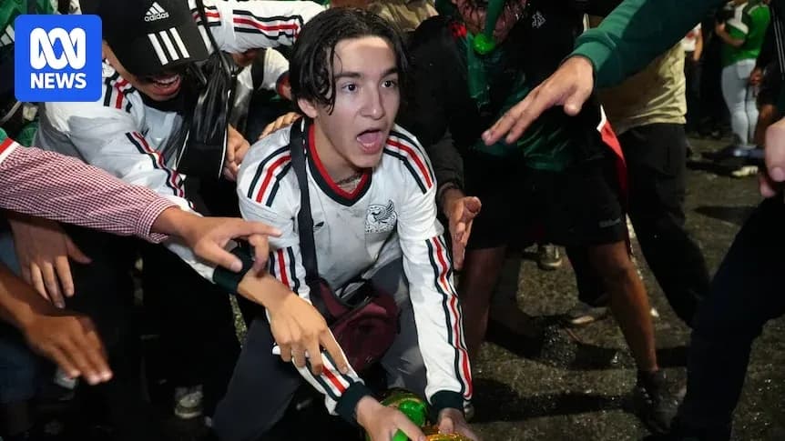 Joven celebrando con fanáticos en evento deportivo Joven celebrando con fanáticos en evento deportivo