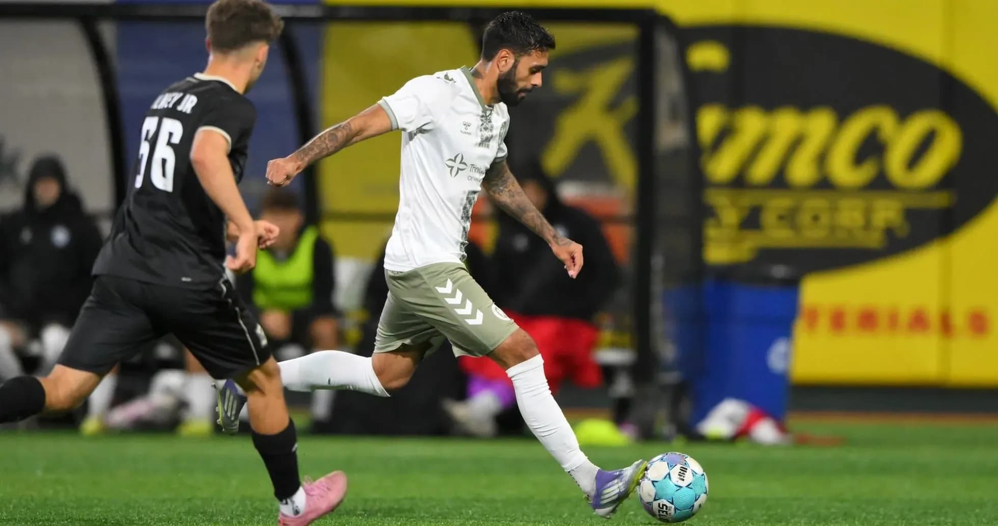 Jugador de NY Cosmos driblando a oponente Jugador de NY Cosmos driblando a oponente