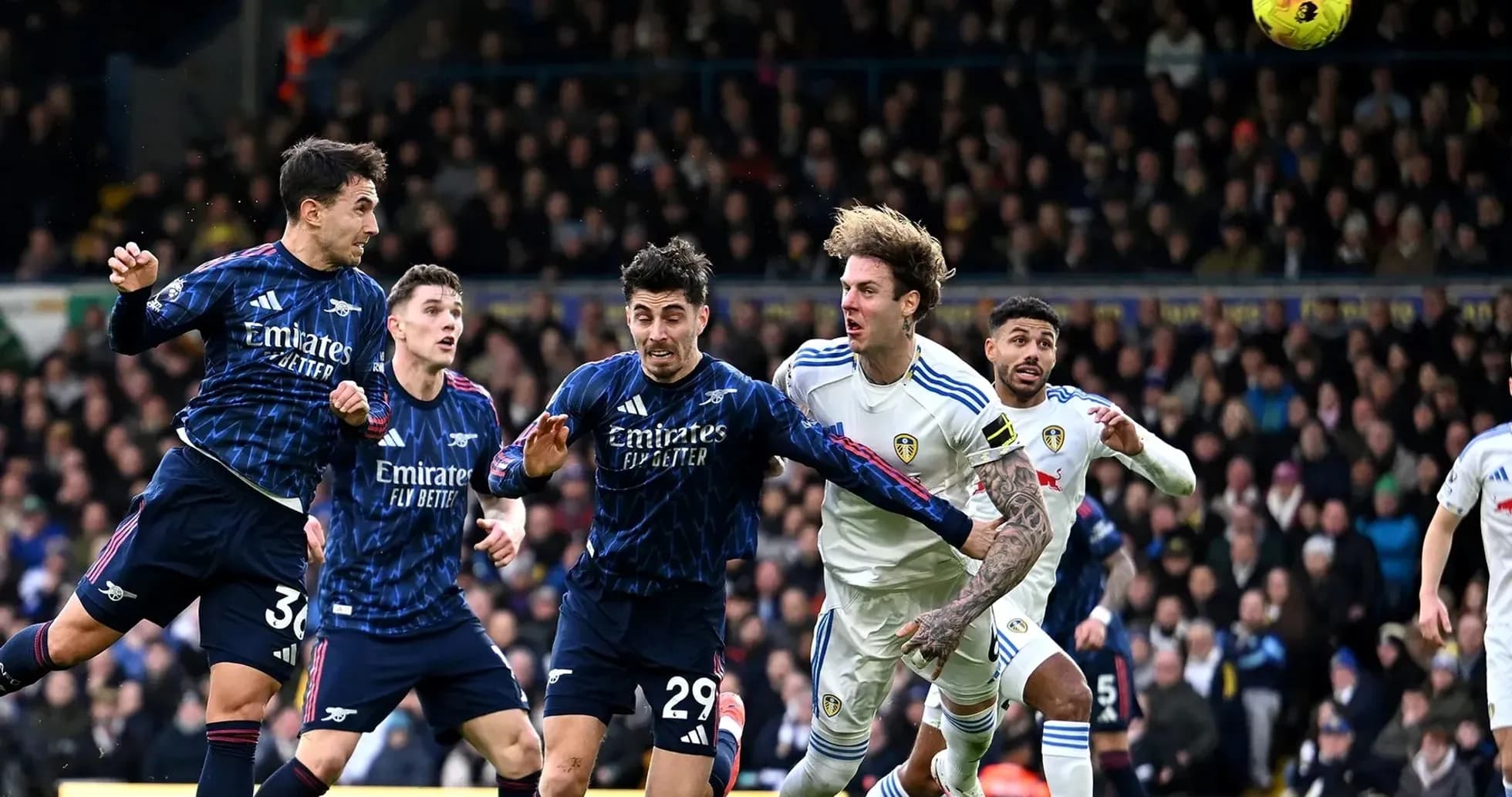 Jugadores de Arsenal compiten contra Leeds Jugadores de Arsenal compiten contra Leeds