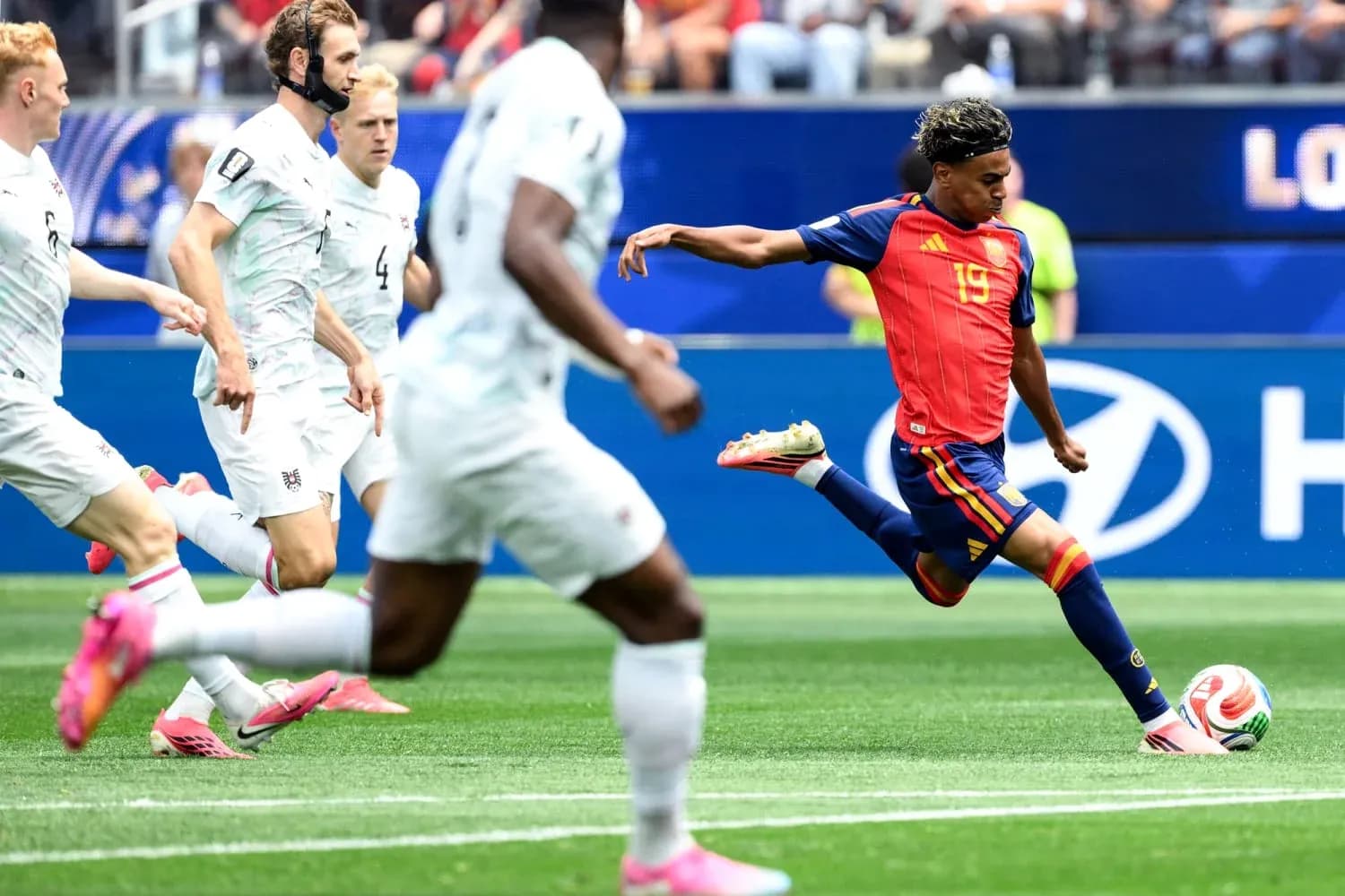 Jugador de España disparando a portería Jugador de España disparando a portería